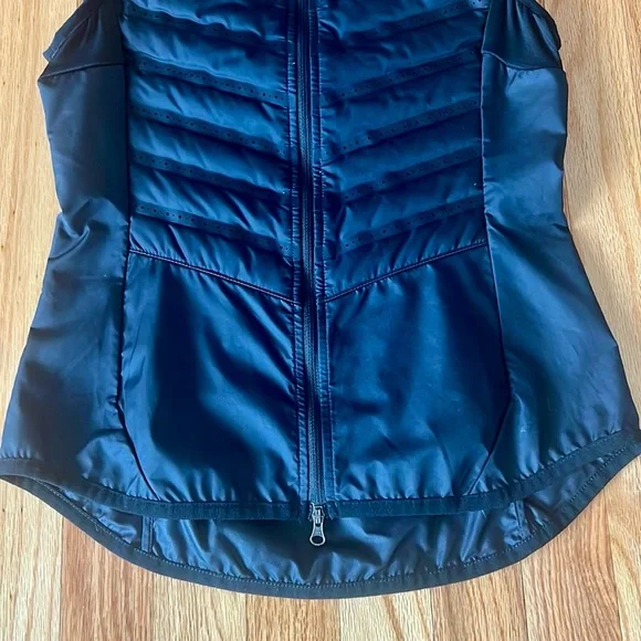 Nike running aeroloft 800 balck  vest women’s size Xs - Picture 2 of 8